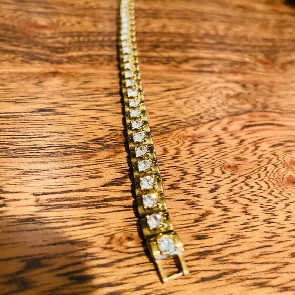 Classic Vintage AVON tennis bracelet. - Picture 10 of 12
